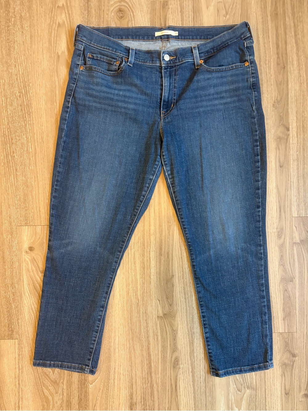 Levi’s women’s boyfriend mid rise jeans size W 33 L 27
